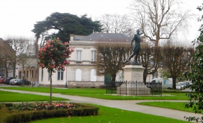 MAISON  RENOVÉE – 3 chambres, bureau, jardin et stationnement