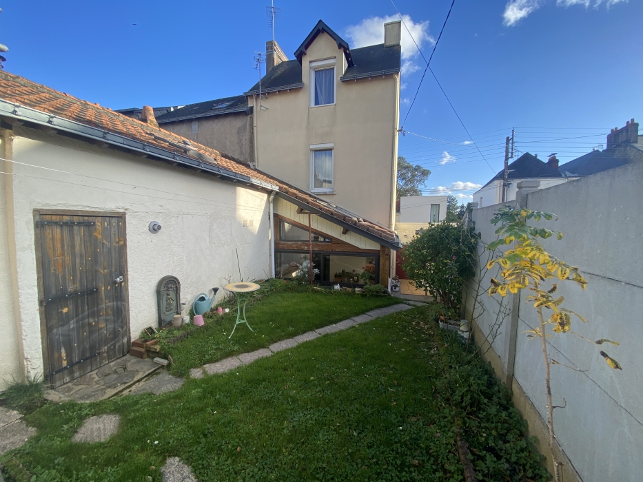 MELLINET, maison ancienne avec jardin