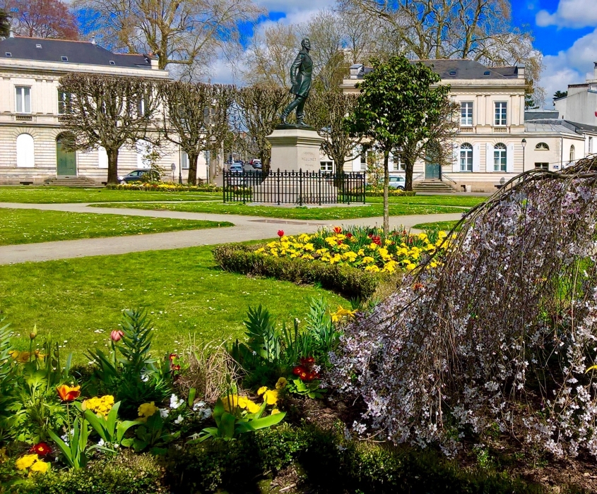 MAISON  RENOVÉE – 3 chambres, bureau, jardin et stationnement